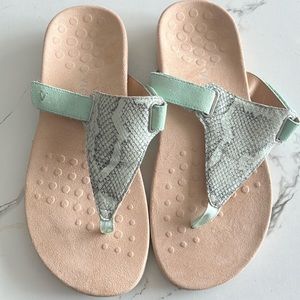 Vionic thong sandals